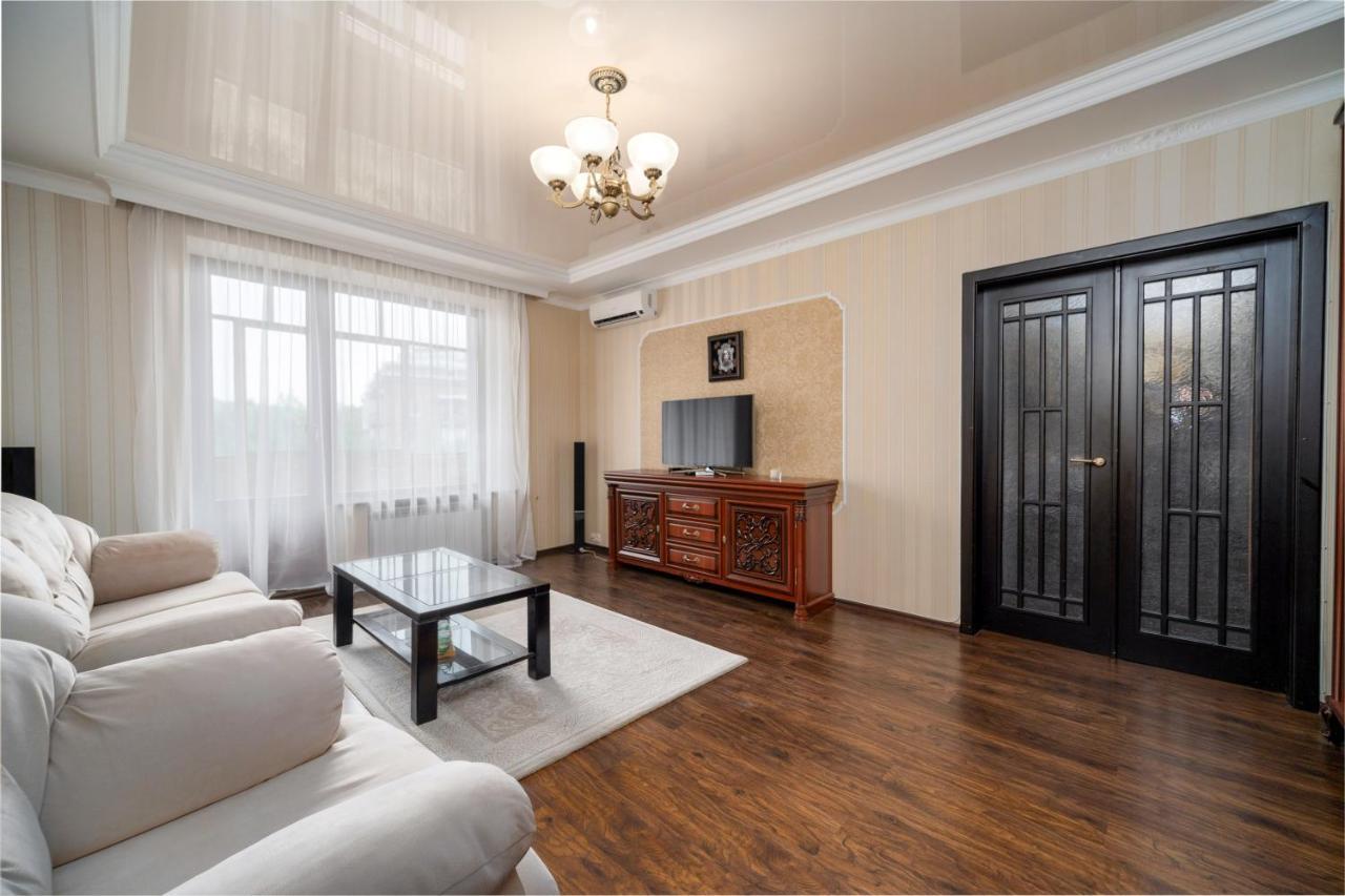 Lux Apartment Gorkiy Park Kharkiv Bagian luar foto
